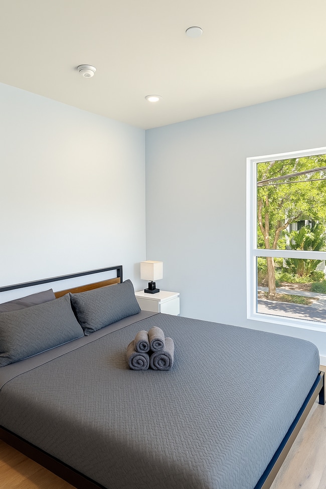 10739 Kling St, Unit 201 in North Hollywood, CA - Building Photo - Building Photo
