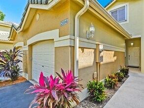 2094 Hacienda Terrace in Weston, FL - Building Photo - Building Photo