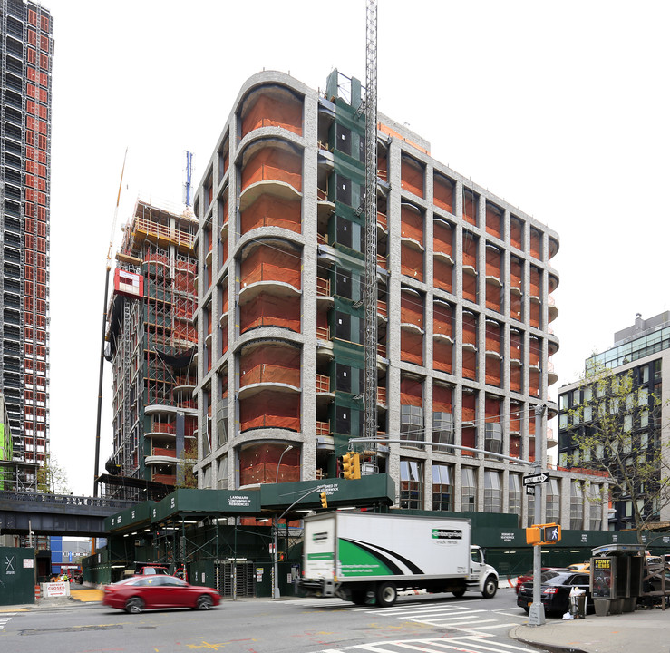 501 W 18th St in New York, NY - Building Photo