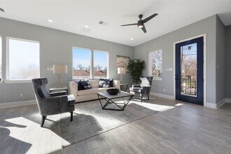 2208 Des Chaumes St in Houston, TX - Foto de edificio - Building Photo