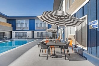 1253 Havenhurst Drive in West Hollywood, CA - Foto de edificio - Building Photo