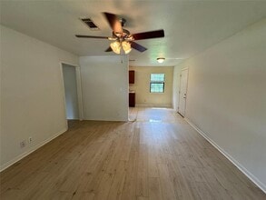 705 N 12th St in La Porte, TX - Building Photo - Building Photo