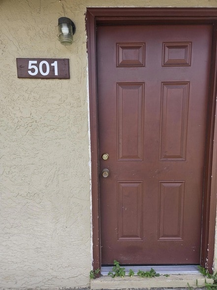 1050 N Fiske Blvd, Unit 501 in Cocoa, FL - Foto de edificio - Building Photo