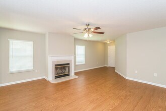 1071 Collinswood Dr W in Jacksonville, FL - Building Photo - Building Photo