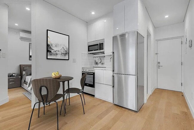 59 Thompson St, Unit 27 in New York, NY - Building Photo - Building Photo