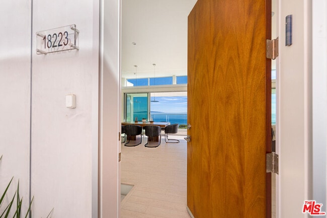 18223 Coastline Dr in Malibu, CA - Building Photo - Building Photo