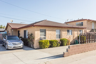 11702 Bellflower Blvd in Downey, CA - Building Photo