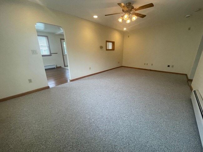 33 Apremont St in Adams, MA - Building Photo - Building Photo