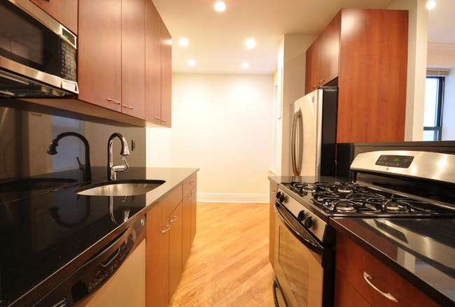 130 E 70th St in New York, NY - Building Photo - Building Photo