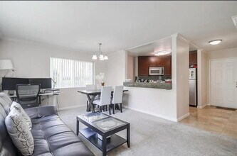 7555 Charmant Dr in San Diego, CA - Building Photo - Building Photo