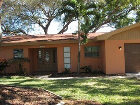 1479 Ruth Rd in Dunedin, FL - Building Photo