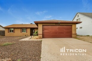 9026 N 64th Dr in Glendale, AZ - Building Photo