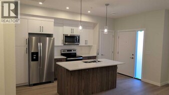 400 Belmont St SW in Calgary, AB - Building Photo