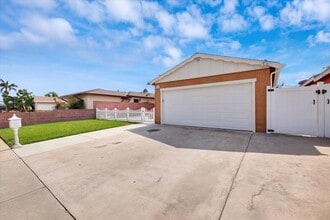 418 W 212th St in Carson, CA - Foto de edificio - Building Photo