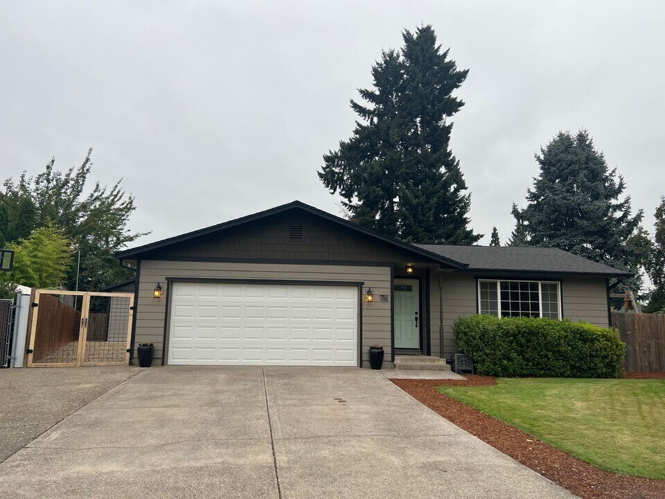 751 Laksonen Loop in Springfield, OR - Foto de edificio