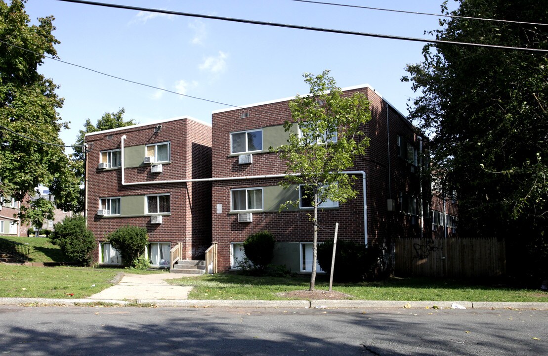 710-718 Joyce Kilmer Ave in New Brunswick, NJ - Foto de edificio