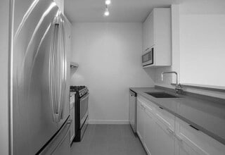 420 W 42nd St in New York, NY - Foto de edificio - Building Photo