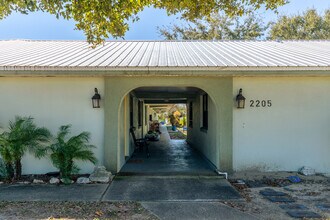 Royal Spanish Villas in Titusville, FL - Foto de edificio - Building Photo