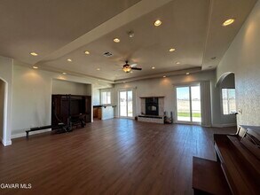 8127 W Ave E12 in Lancaster, CA - Building Photo - Building Photo