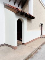 2744 Briarhurst Dr in Houston, TX - Building Photo