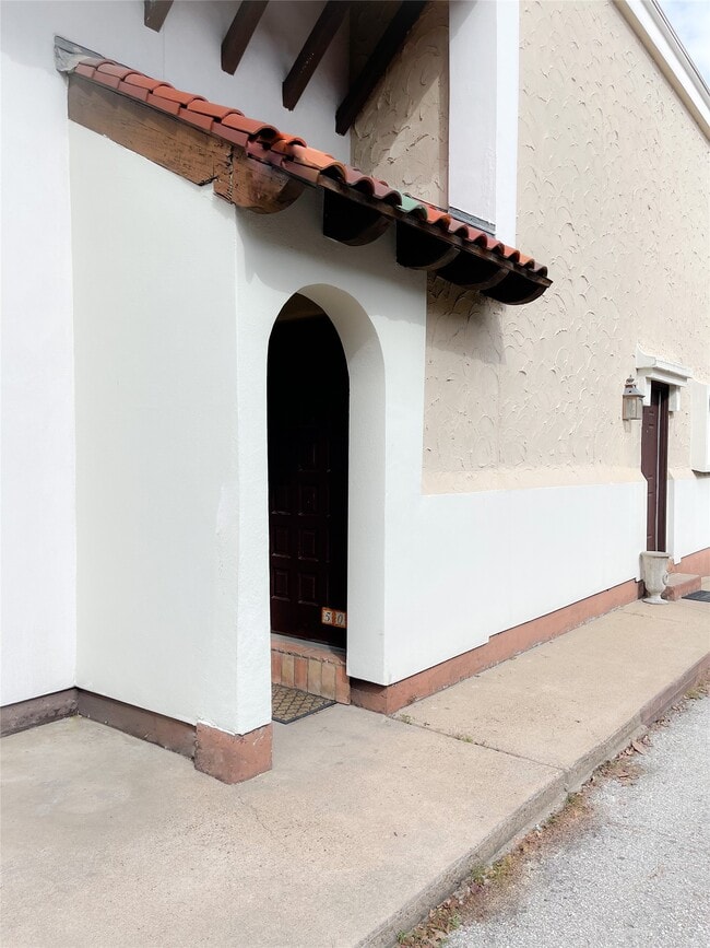 property at 2744 Briarhurst Dr