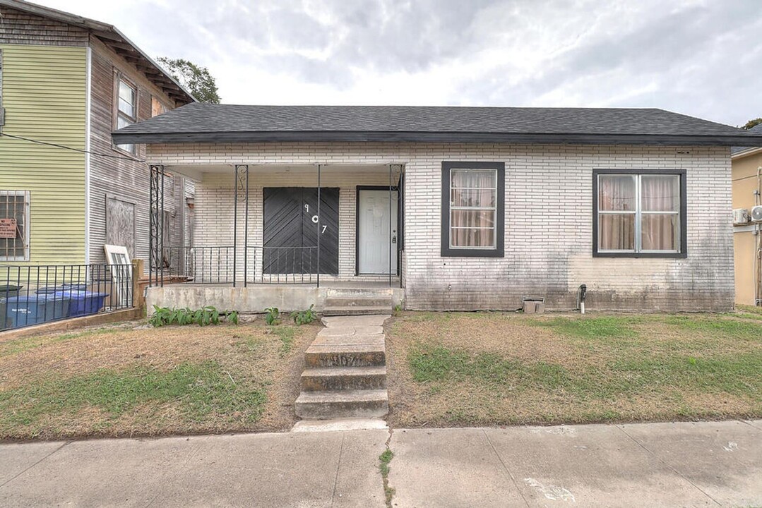 907 Laredo St in Corpus Christi, TX - Foto de edificio