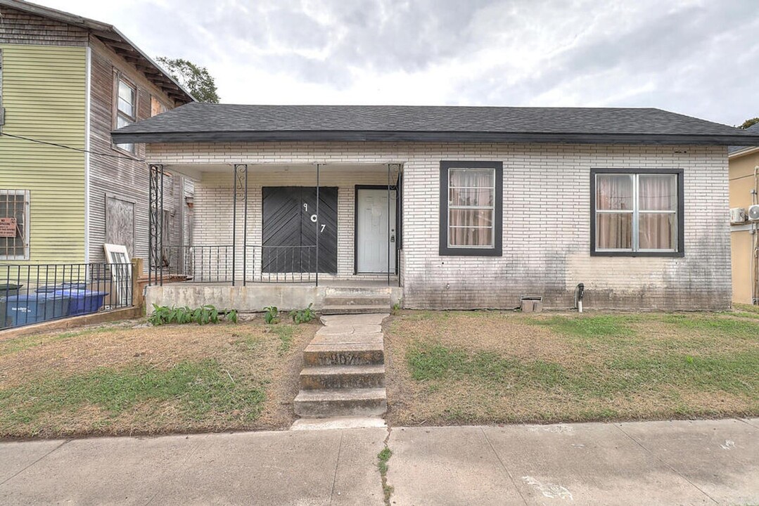 907 Laredo St in Corpus Christi, TX - Building Photo