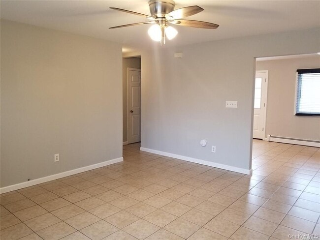 6 Roland Rd in West Babylon, NY - Building Photo - Building Photo