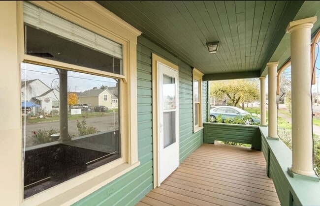 165 SE Clay St in Dallas, OR - Building Photo - Building Photo