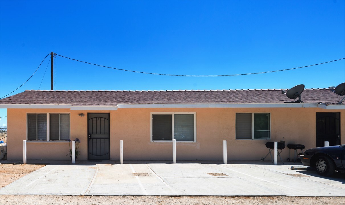 17767 Adelanto Rd in Adelanto, CA - Foto de edificio