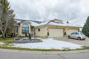 Sundance Villas in Calgary, AB - Building Photo