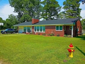 205 Academy St in Gatesville, NC - Building Photo