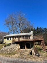 505 Royal Manor Rd in Easton, PA - Building Photo - Building Photo
