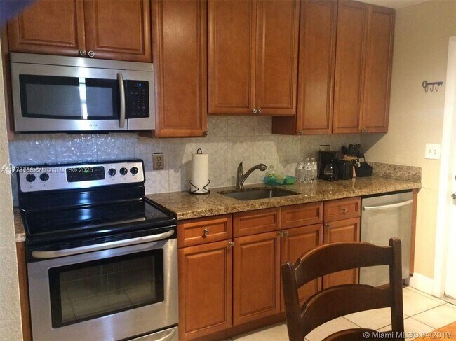 5730 SW 37th St in Davie, FL - Building Photo - Building Photo