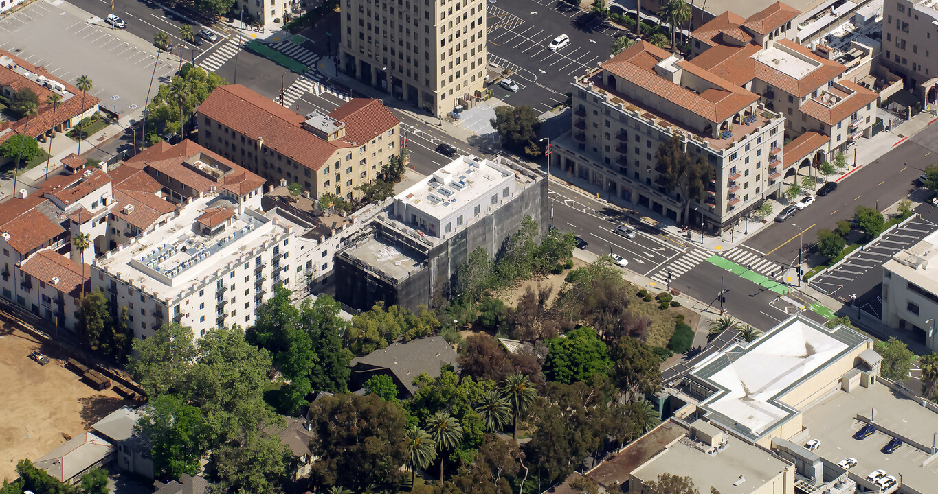 Easton House in Pasadena, CA - Building Photo