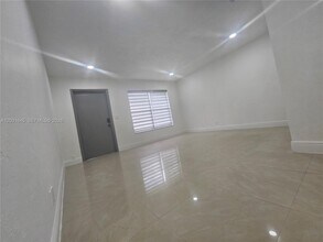 700 NE 46th Ct in Oakland Park, FL - Building Photo - Building Photo