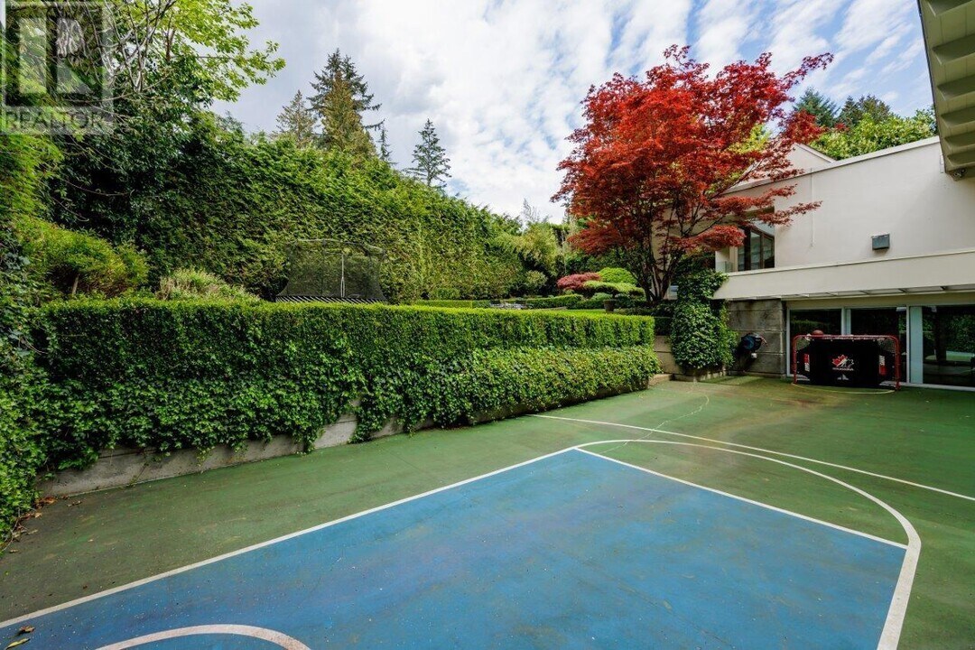 2965 Rosebery Ave in West Vancouver, BC - Building Photo