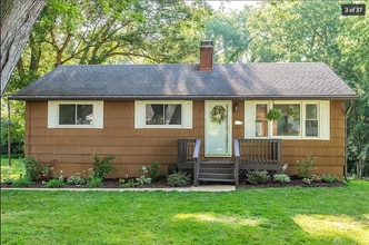 1086 Meadow Dr in Beavercreek, OH - Foto de edificio - Building Photo