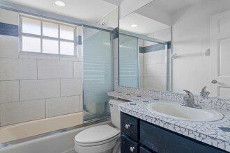 802 Abbott Ave in Deltona, FL - Foto de edificio - Building Photo