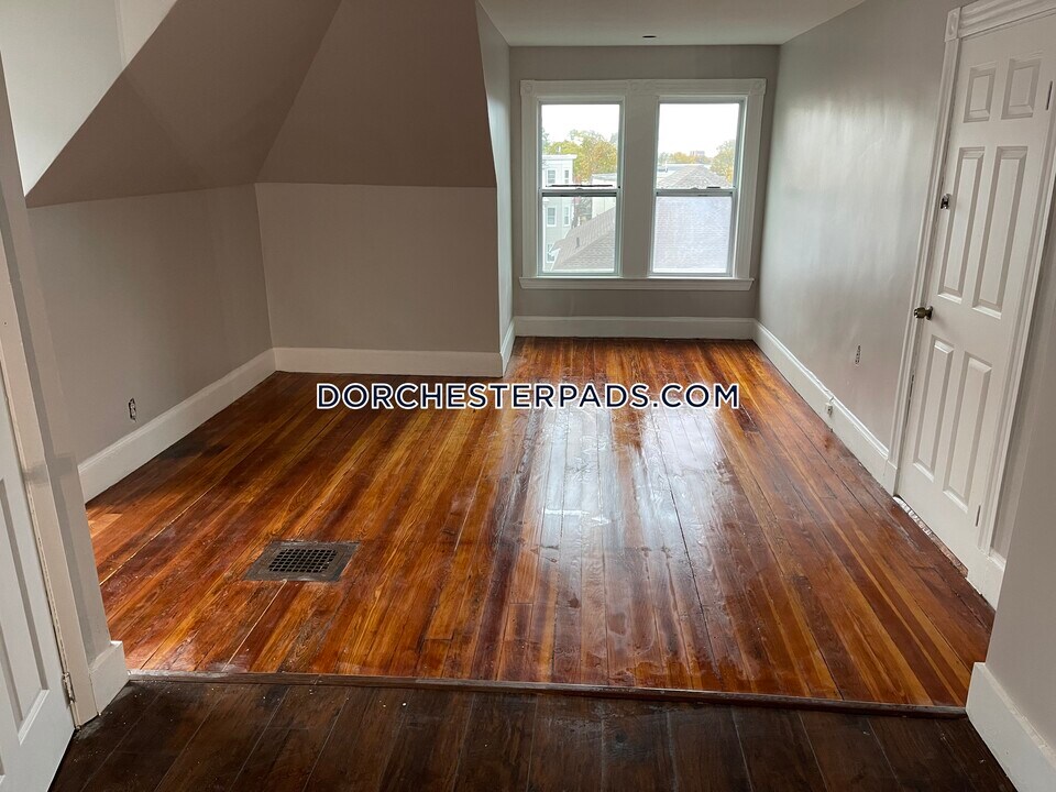 31 Bullard St in Boston, MA - Building Photo