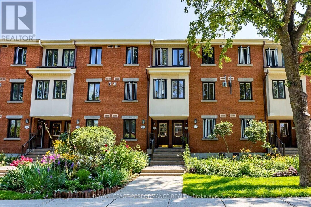 233 Mart Cir in Ottawa, ON - Building Photo