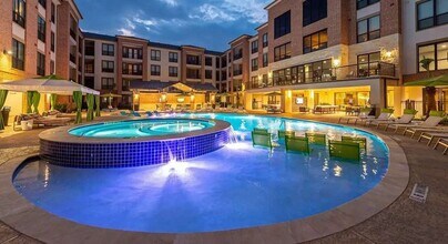 7204 Town Center Blvd, Unit B2 in Rosenberg, TX - Foto de edificio - Building Photo