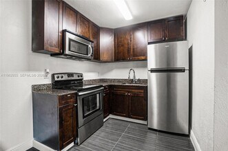 37 SW 14th St in Dania Beach, FL - Building Photo - Building Photo