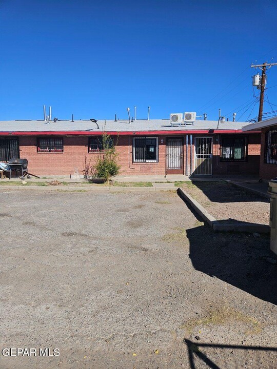 8738 Robert Dr in El Paso, TX - Building Photo