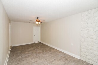 5403 Clinchport Cir in Memphis, TN - Foto de edificio - Building Photo