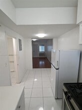 220 Collins Ave in Miami Beach, FL - Building Photo - Building Photo