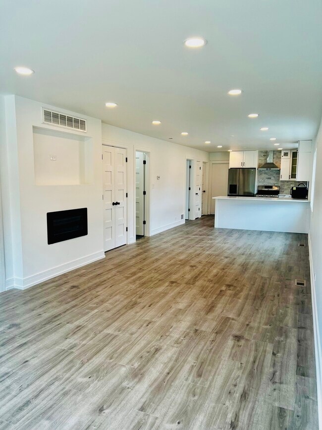 8553 W Foster Ave in Chicago, IL - Building Photo - Building Photo