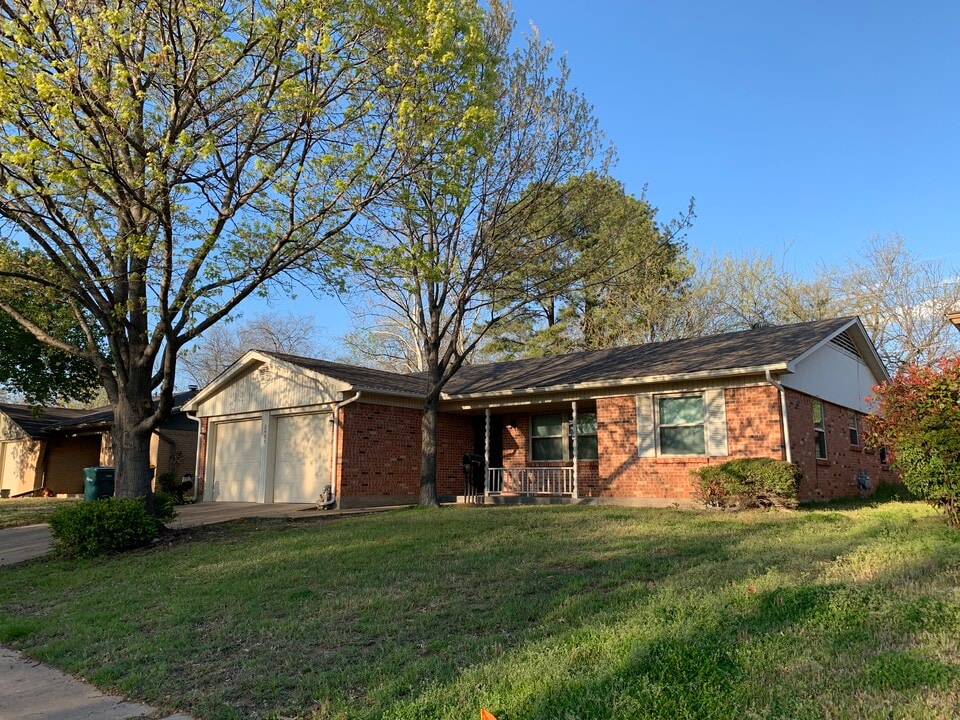2405 N Ricketts St in Sherman, TX - Building Photo