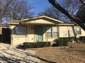 325 S Wood St in Denton, TX - Building Photo - Building Photo