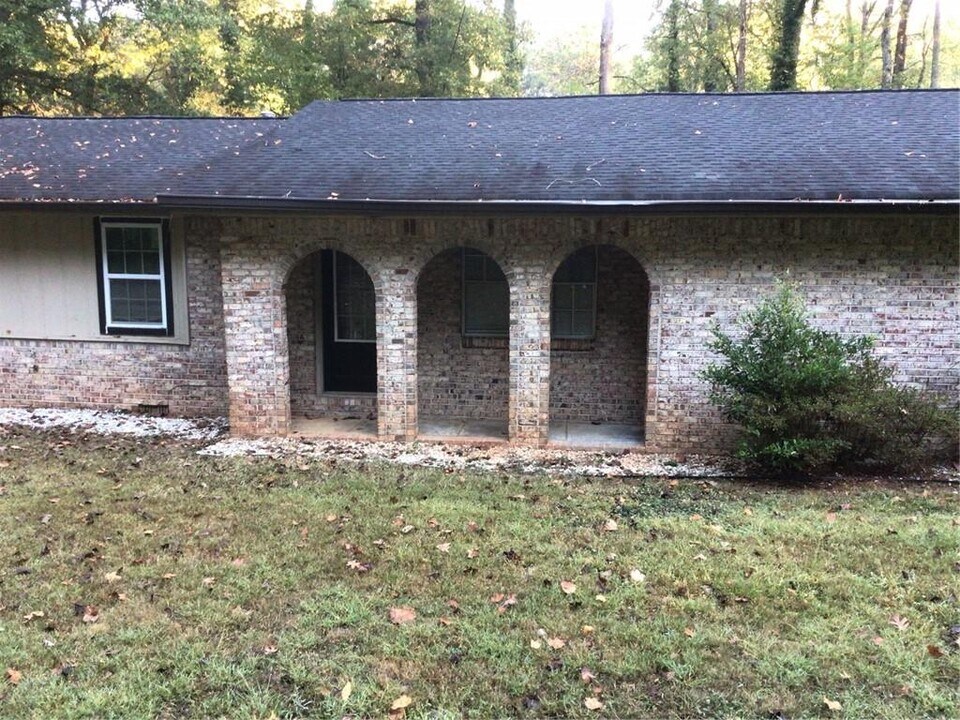 5826 Simone Dr in Stone Mountain, GA - Building Photo